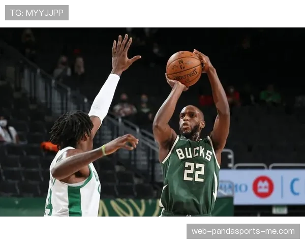 本季米德尔顿无球跑动拉开防守助字母哥更轻松进攻