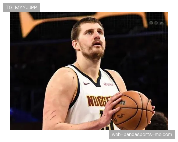 班·西蒙斯挡拆吸引约基奇式内线，更有效拉开空间